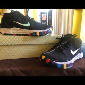 NIKE KOBE NCAA MENS SIZE 8 BASKETBALL SHOE